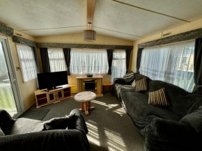 Seaview 145 - pet friendly, bath and close to beach & Fantasy Island - Meadow Lakes Caravan & Lodge Hire
